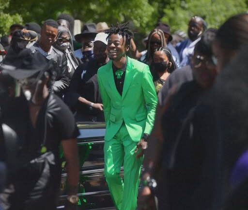 Son Arrives at Dad’s Funeral in Bright Suit Smiling, Priest Stops the Ceremony – Story of the Day